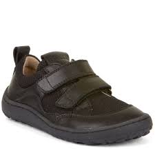 Sapatilha Froddo Barefoot preta, vista frontal, com fecho de velcro duplo e detalhes em malha respirável, sobre fundo branco.