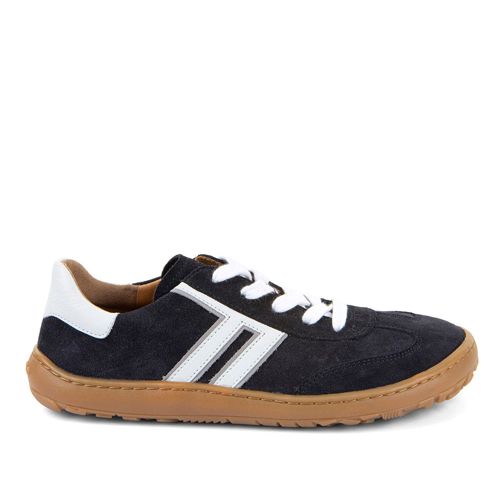 Ténis barefoot Froddo F-MOTION LACES, em camurça azul escura com detalhes brancos e sola de borracha castanha clara, vistos de perfil.