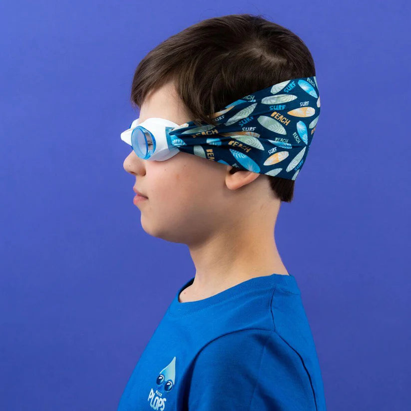 Criança a usar os Waterplops Óculos para Piscina Surf, vista de perfil, destacando o ajuste da banda elástica.