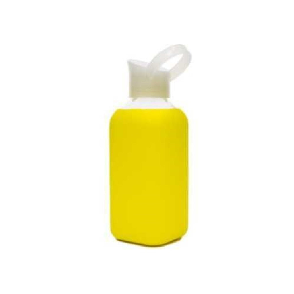 Garrafa de vidro Wood Way 500ml amarela com capa de silicone protetora e tampa de alça, isolada em fundo branco.