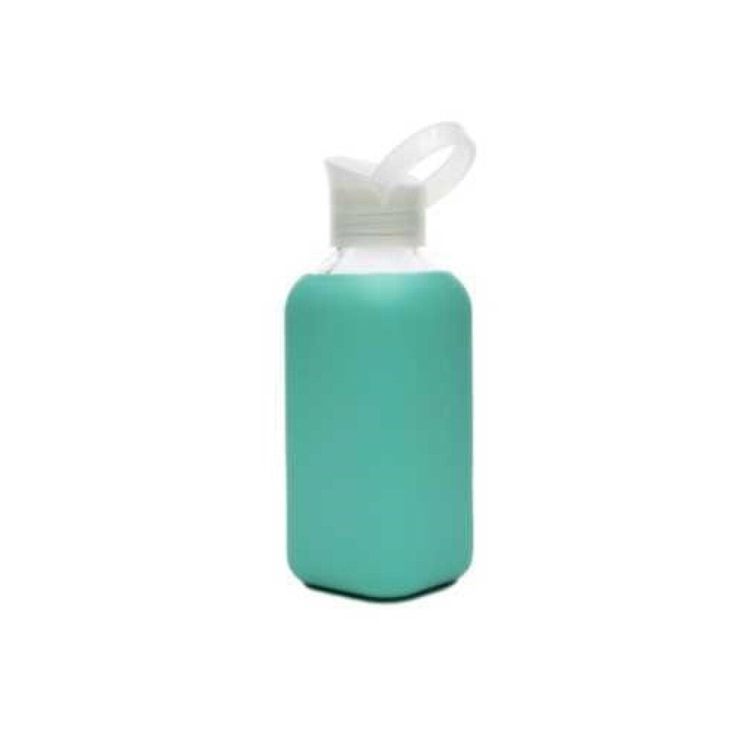 Garrafa de vidro Wood Way 500ml turquesa com capa de silicone protetora e alça de transporte, isolada em fundo branco.