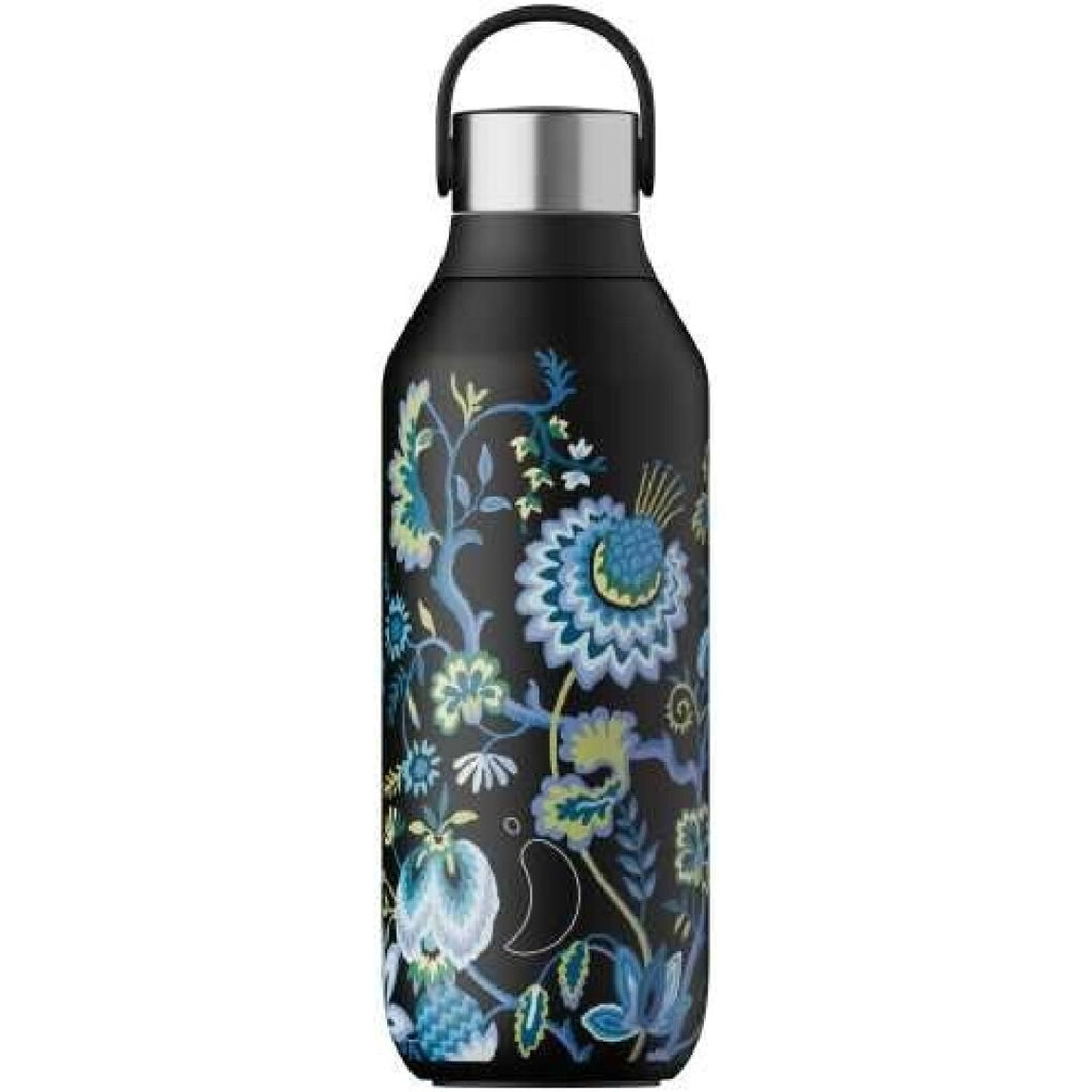 Garrafa térmica Chilly's 500ml com padrão floral Liberty Maelys Vine em fundo preto, tampa de aço.