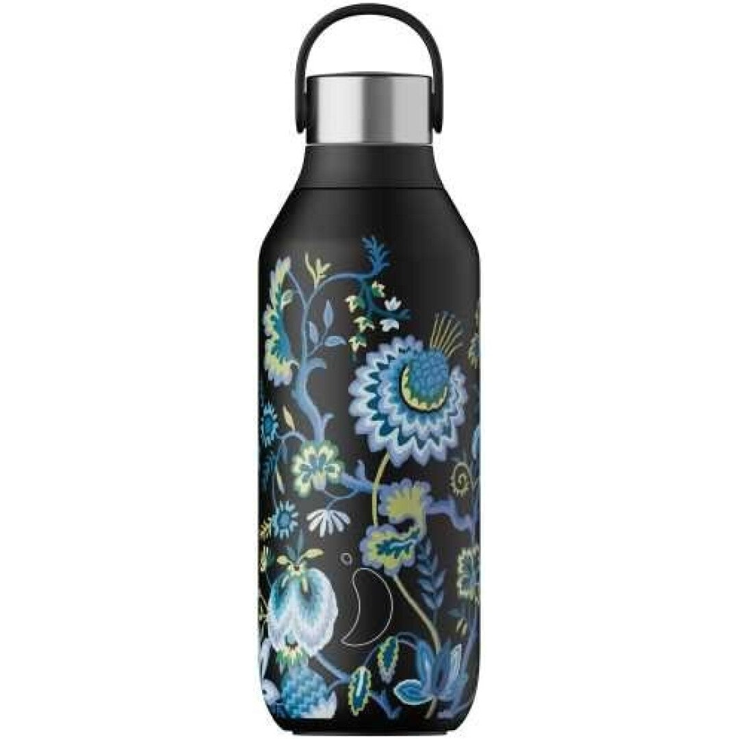 Garrafa térmica Chilly's 500ml com padrão floral Liberty Maelys Vine em fundo preto, tampa de aço.