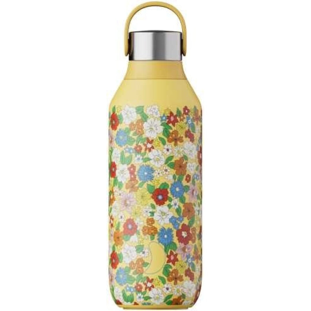 Garrafa térmica Chilly's Summer Daisy 500ml em tom amarelo pastel, com padrão floral multicolorido, vista frontal.  Tampa de aço inoxidável e alça integrada.