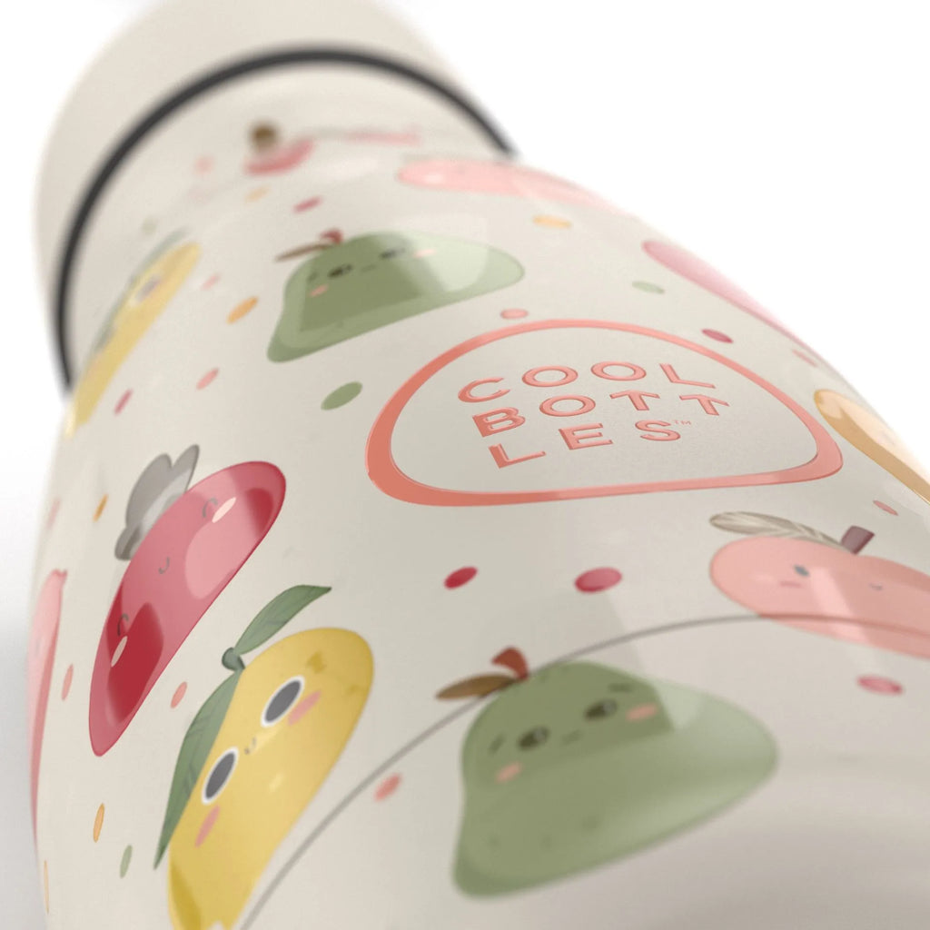 Detalhe em close-up do logótipo "Cool Bottles" e das ilustrações de frutas com rostos na superfície da garrafa térmica.