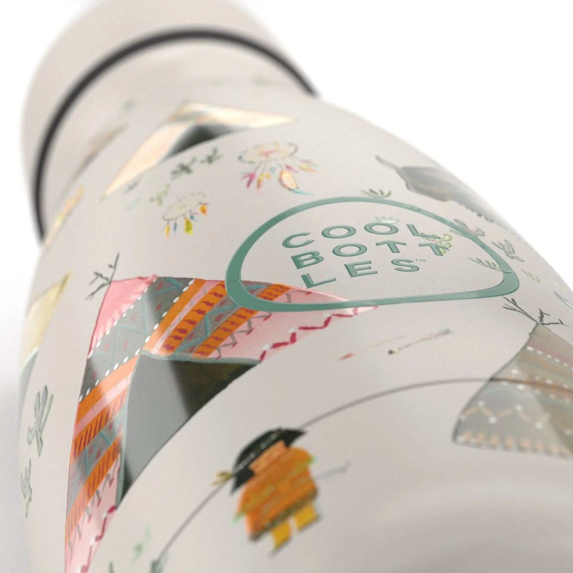 Detalhe em macro da estampa da garrafa térmica Cool Bottles, mostrando a textura mate e o logótipo circular sobre o padrão de motivos tribais.