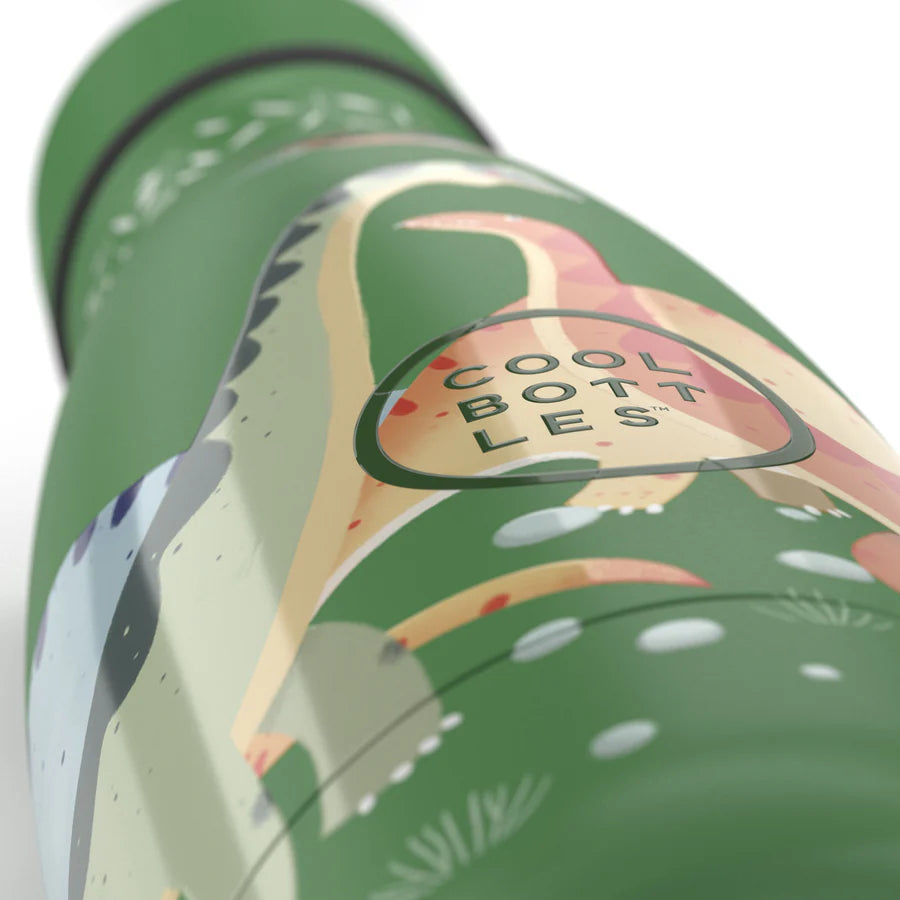 Detalhe em close-up da garrafa térmica verde com ilustração de dinossauros e o logótipo "Cool Bottles" em relevo.