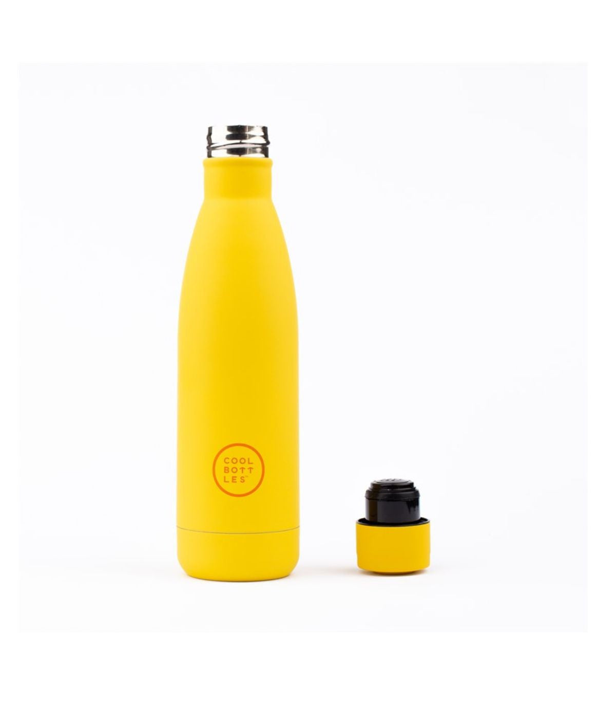 Garrafa térmica Cool Bottles amarela com a tampa removível ao lado, expondo o interior de aço inoxidável.