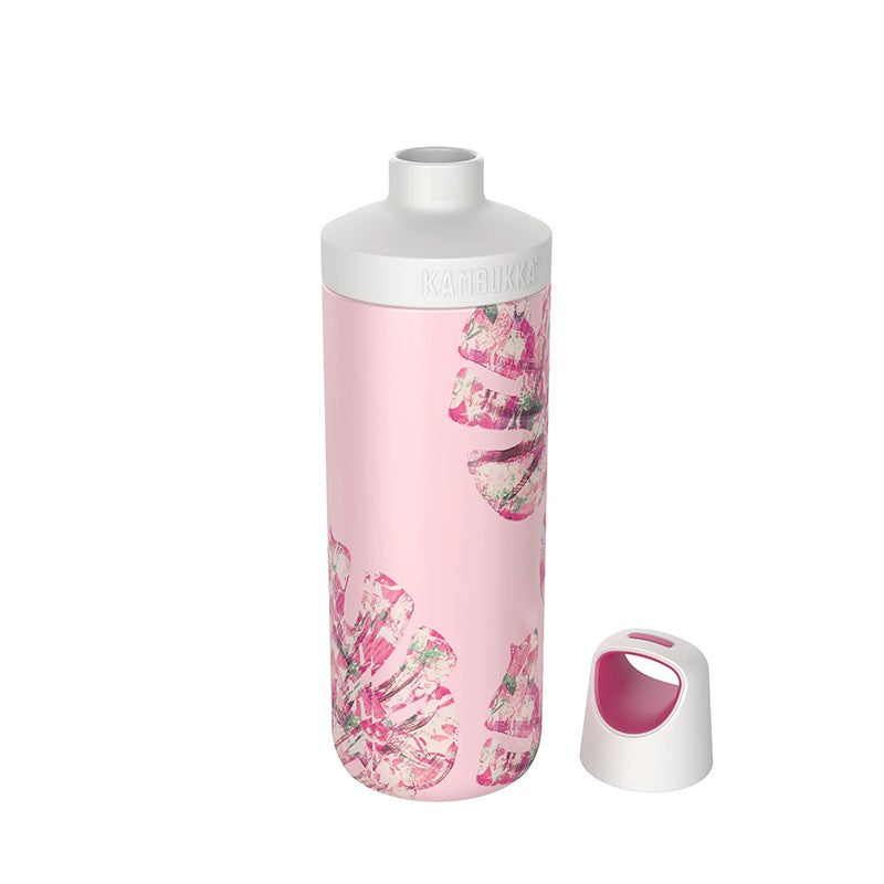 Garrafa térmica Kambukka RENO 500ml rosa com padrão de folhas tropicais e tampa removível ao lado.