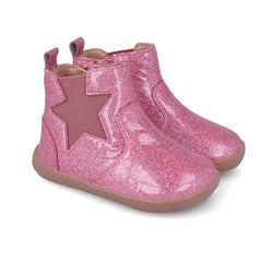 Par de botas Garvalín rosa choque com purpurina e estrela lateral, ideais para primeiros passos.