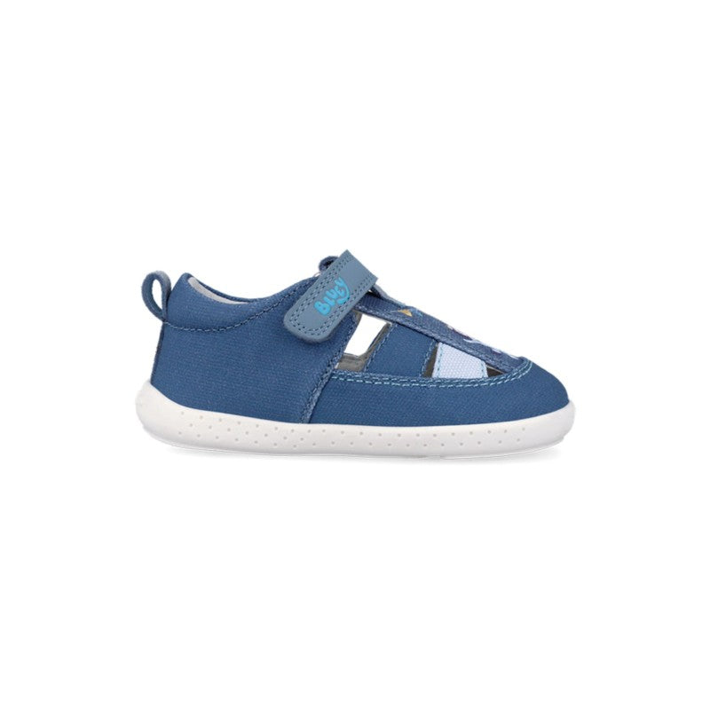 Sandália infantil Garvalín azul em lona, vista lateral, com sola fina e fecho de velcro, destacando o design barefoot.