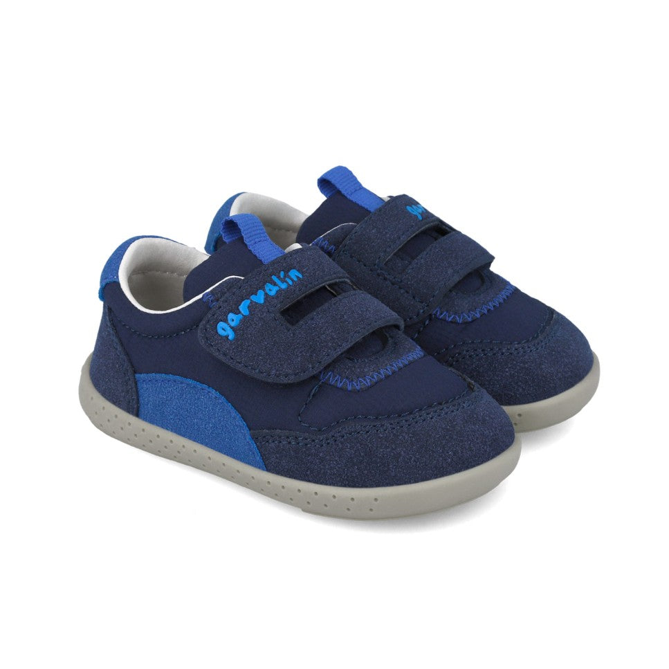 Par de sapatilhas desportivas Garvalín barefoot azuis escuras com fecho de velcro e sola cinza clara.