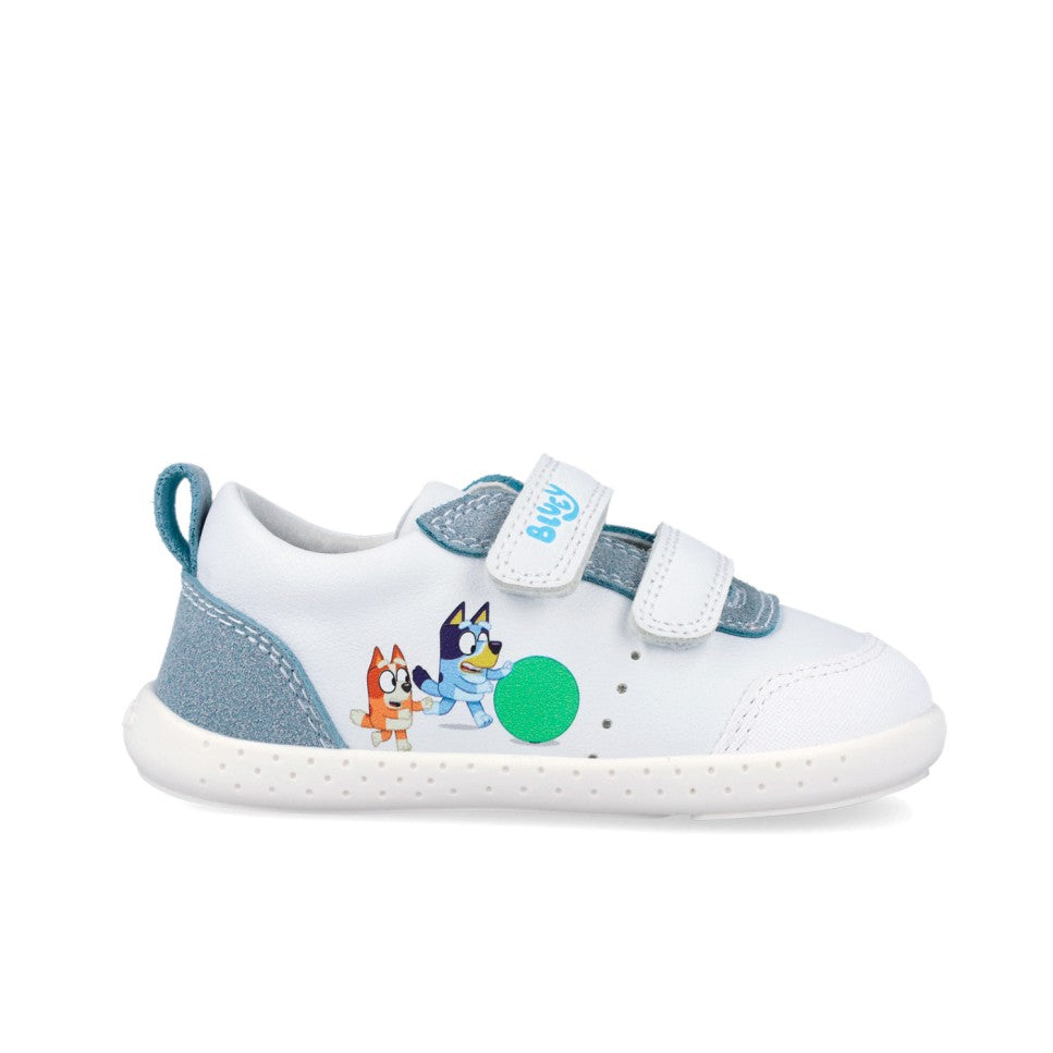 Vista lateral das sapatilhas Garvalín Bluey em branco, com ilustração das personagens Bluey e Bingo e fecho de velcro duplo.