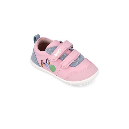 Sapatilhas barefoot Garvalín Bluey em rosa, vista de ângulo, a mostrar os dois fechos de velcro e o design da personagem.