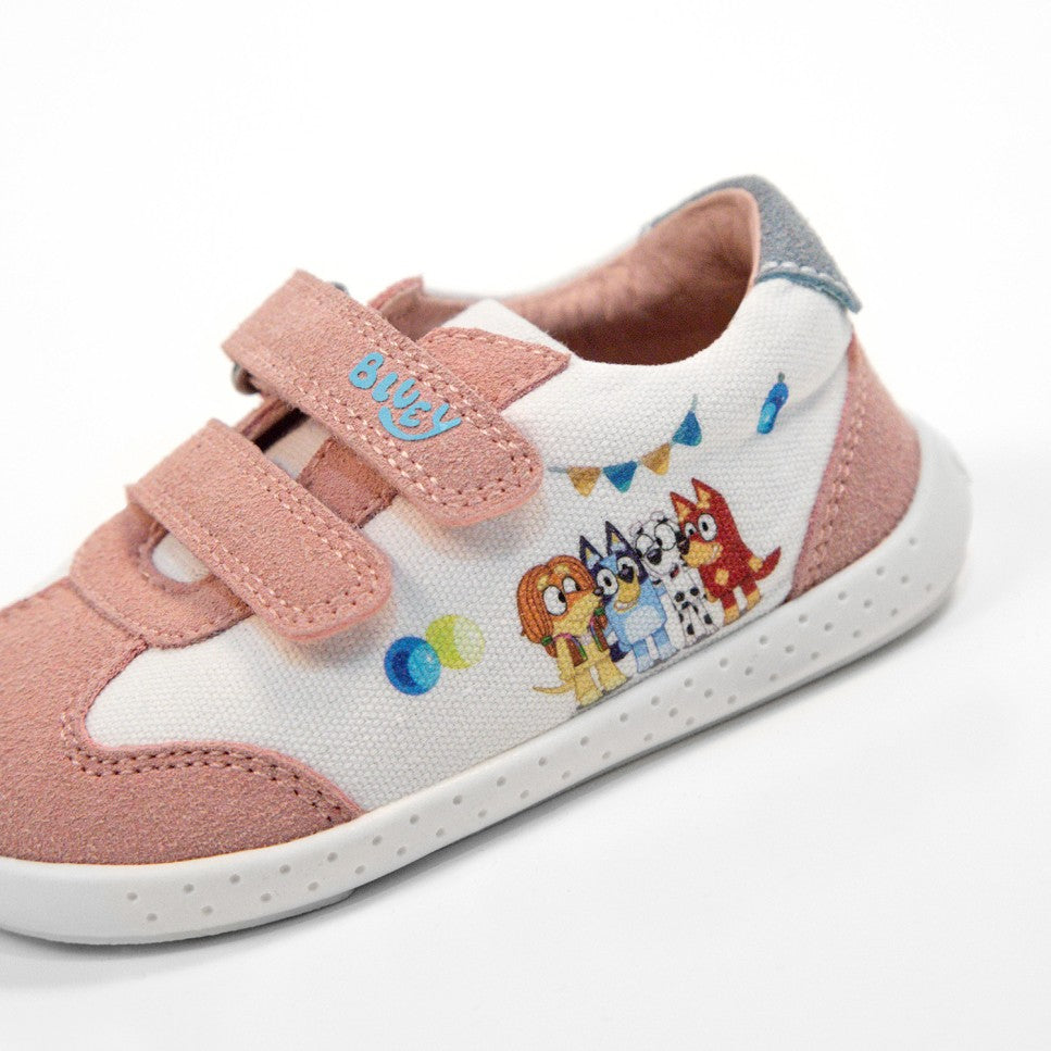Detalhe em ângulo das sapatilhas Garvalín Bluey, focando na estampa colorida dos personagens e na textura dos materiais.