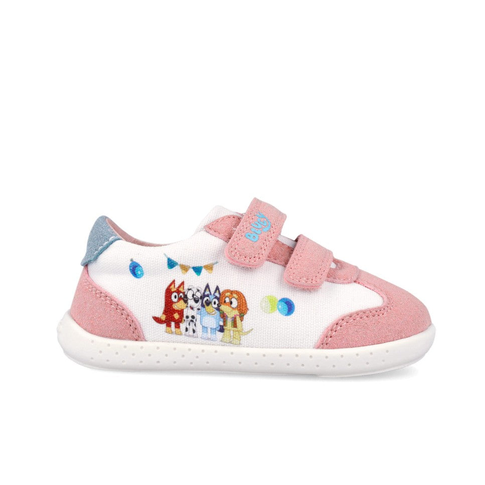Sapatilhas de lona Garvalín para criança, modelo Bluey em branco e rosa, com fecho de velcro duplo e estampa dos personagens.