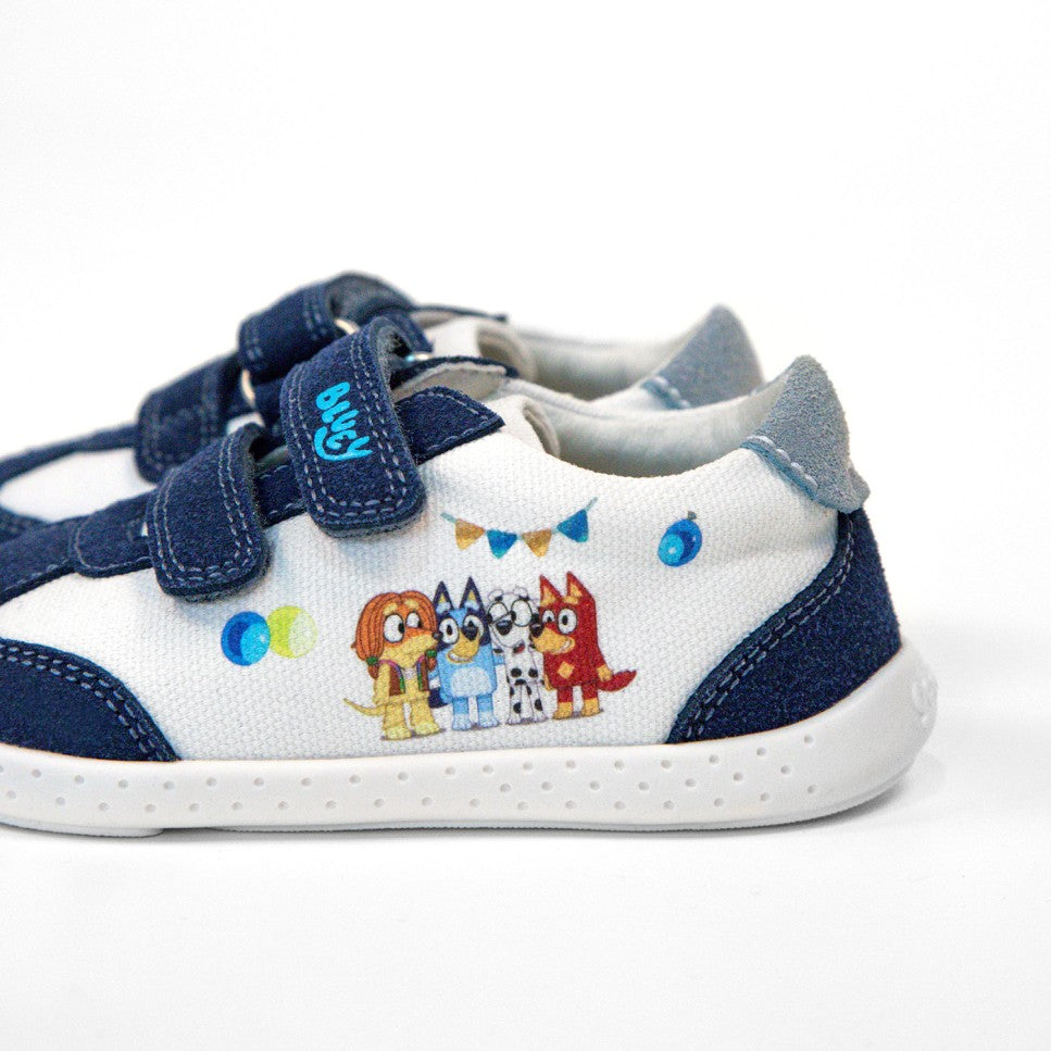 Detalhe das sapatilhas Garvalín Bluey, mostrando a estampa colorida das personagens na lona branca e o fecho de velcro.