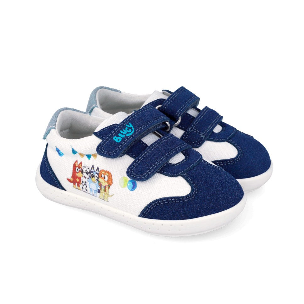 Par de sapatilhas de lona Garvalín Bluey em branco e petrol, com fechos de velcro e design divertido das personagens.