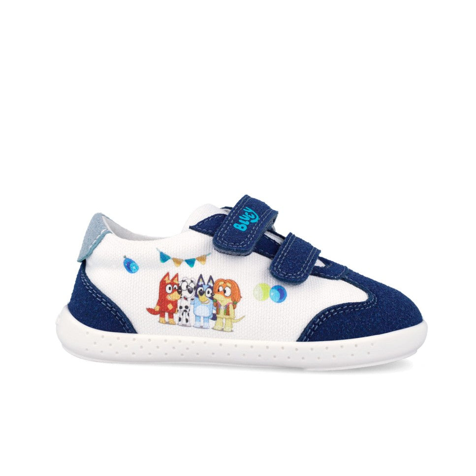 Sapatilha de lona Garvalín Bluey em branco e petrol, vista de lado, com ilustração das personagens e fecho de velcro duplo.