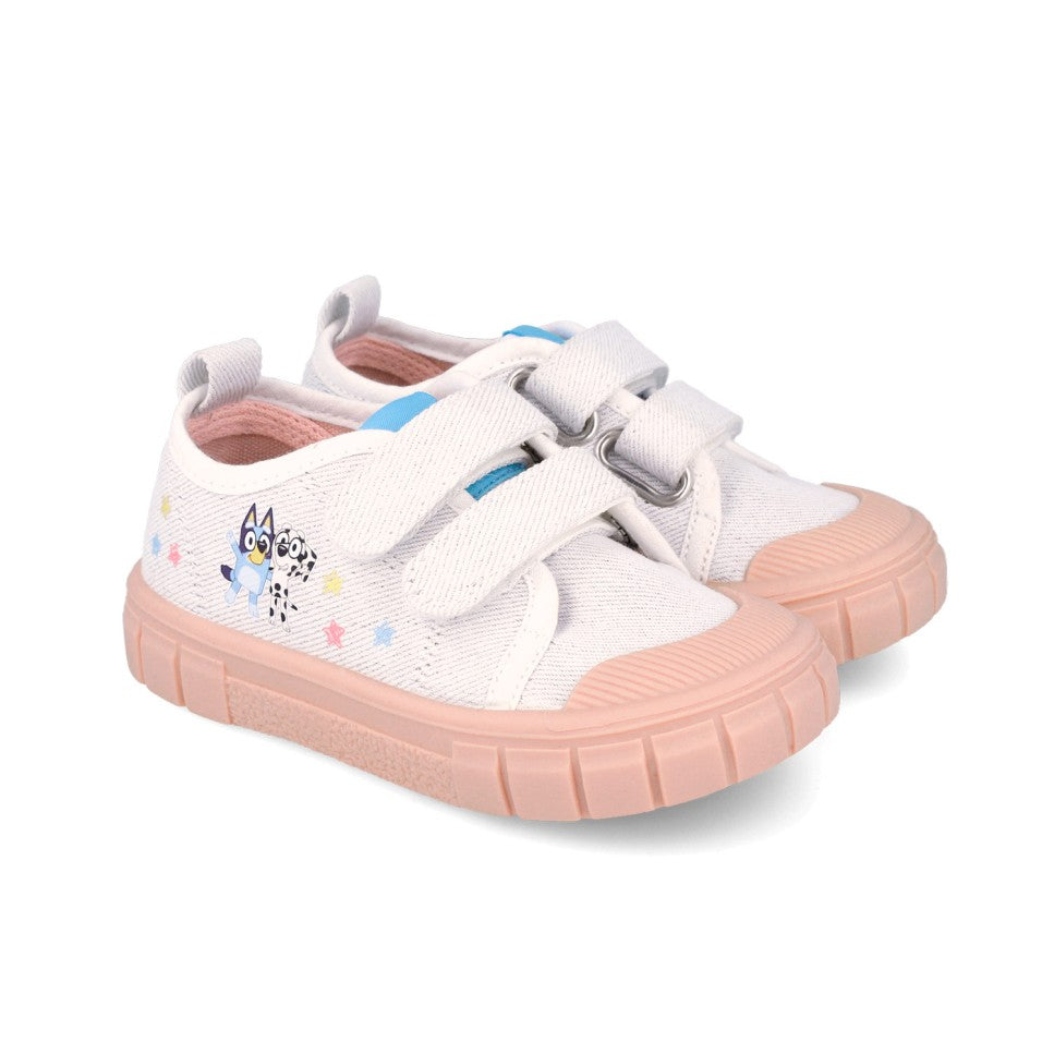 Par de sapatilhas infantis Garvalín de lona branca com detalhes em rosa e fecho de velcro, apresentando a personagem Bluey.