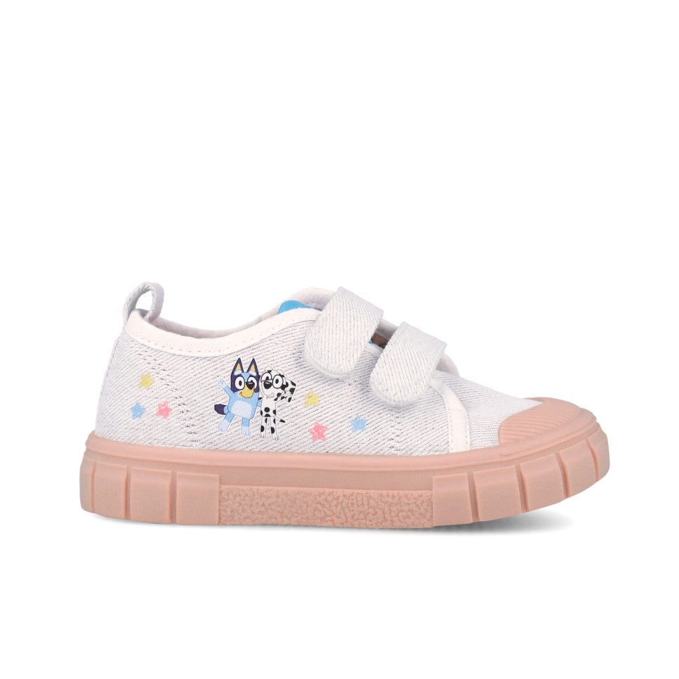 Sapatilha infantil Garvalín em lona branca com sola rosa, fecho de velcro e ilustração de Bluey e um dálmata.