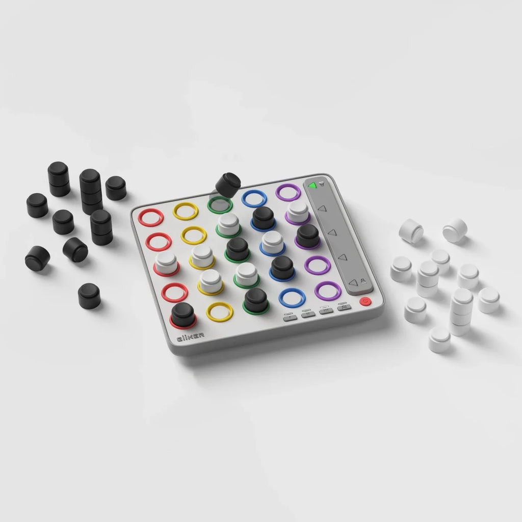 Vista superior do tabuleiro Giiker Smart Four com pilhas de peças pretas e brancas à esquerda e direita, e uma peça a ser colocada no centro do tabuleiro.