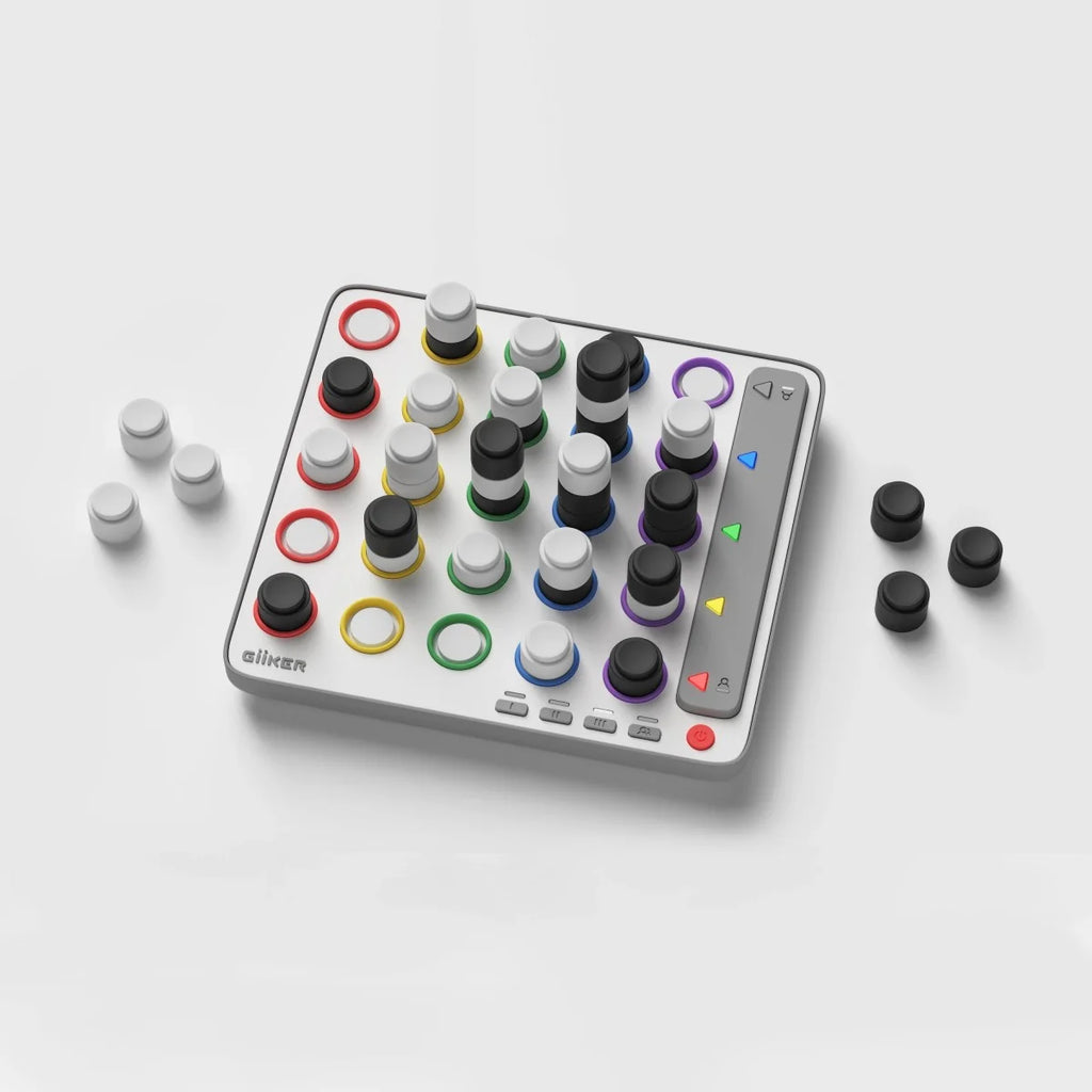 Tabuleiro Giiker Smart Four com algumas peças colocadas e um pequeno conjunto de peças pretas e brancas soltas ao lado, sobre fundo branco.