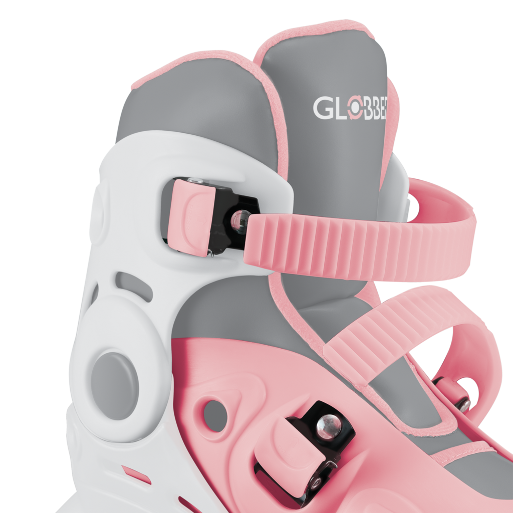 Detalhe do fecho e acolchoamento interior cinzento e rosa dos patins Globber, com logo visível na lingueta.