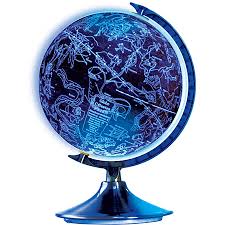 Globo terrestre iluminado à noite, destacando o desenho das constelações em azul brilhante.