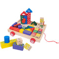 Carrinho de madeira com rodas vermelhas cheio de blocos de construção coloridos, incluindo cubos com letras e formas, montados como uma pequena estrutura.