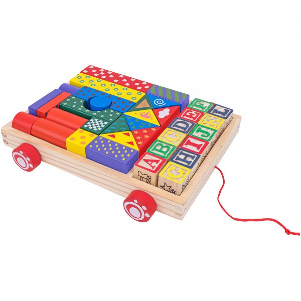Vista superior do carrinho de madeira com blocos educativos coloridos e cubos com letras do alfabeto dispostos no seu interior, pronto para ser puxado.