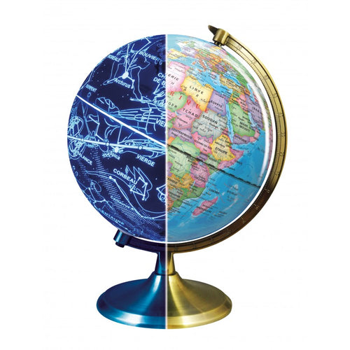 Globo terrestre dividido ao meio, metade mostrando o mapa político diurno e a outra metade mostrando o mapa das constelações noturnas iluminado.