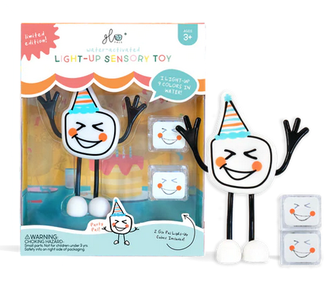 GloPals Party Pal com chapéu de festa e cubos luminosos, brinquedo sensorial ativado por água.