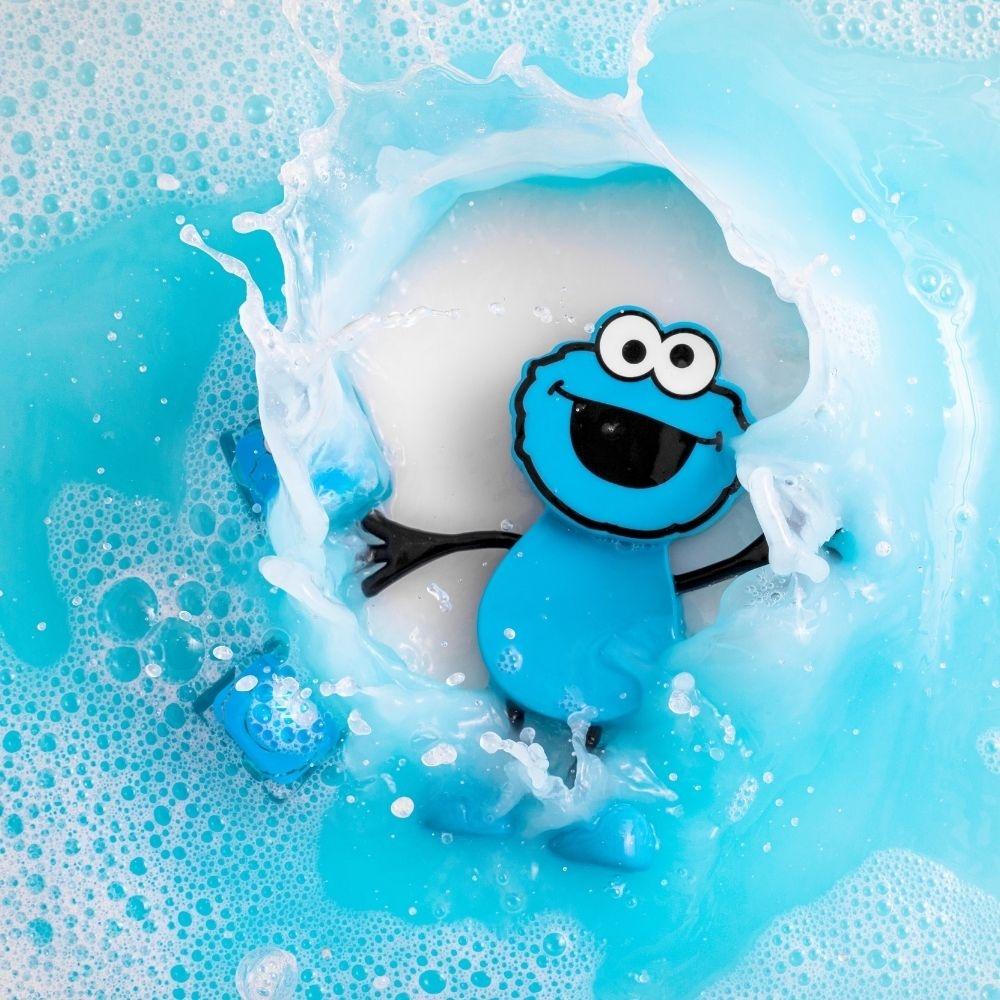 Monstro das Bolachas GloPals a brilhar intensamente na água com dois cubos de luz azuis, criando um efeito visual mágico.