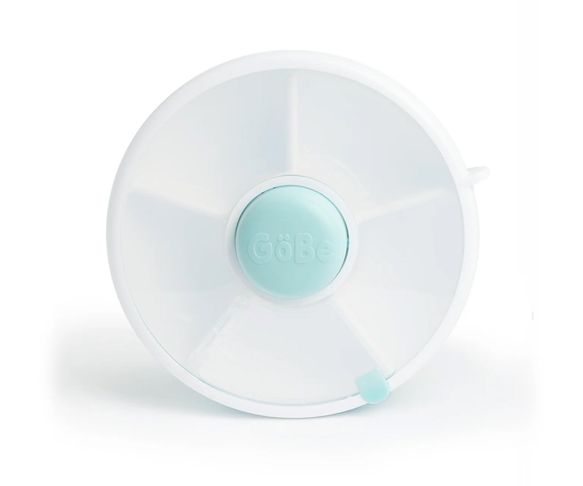 Lancheira GoBe Snack Spinner de 16.5cm, vista de cima, com tampa transparente e botão central azul-água para rotação.