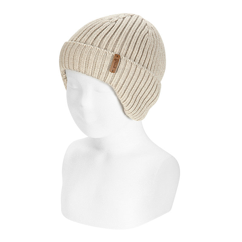 Imagem de um gorro Condor em cor bege, fabricado em lã merino, exibido num manequim de criança.