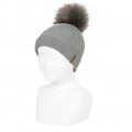 Imagem de um gorro Condor em cinza claro (Gris Clar) com um pompom de pelo sintético, exibido num manequim de bebé.