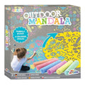 Caixa do kit Grafix Outdoor Mandala com estêncil amarelo, 6 gizes coloridos e uma criança a desenhar no chão.