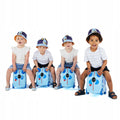 Quatro crianças de diferentes etnias sentadas nas suas malas Trunki azuis, todas com chapéus de sol coordenados.