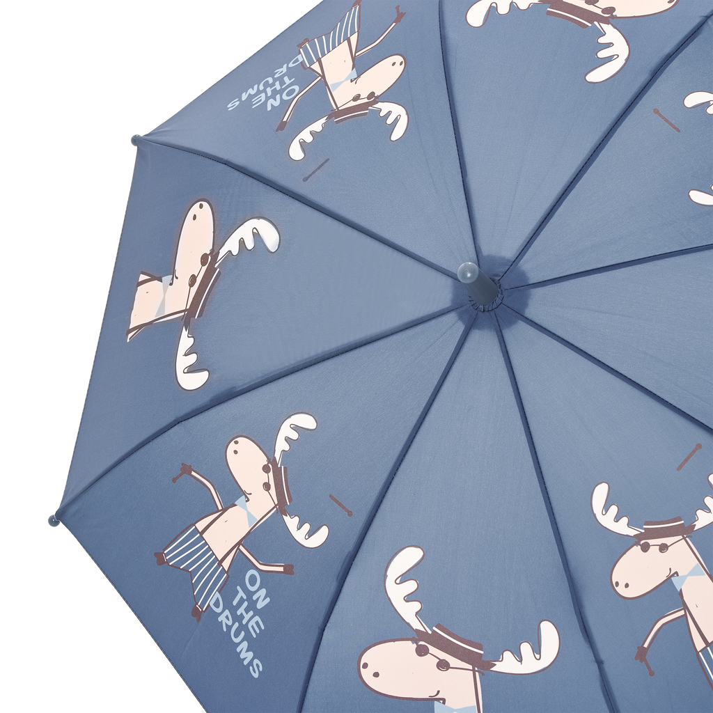 Detalhe do tecido azul do guarda-chuva com estampas repetidas de alces estilizados a tocar bateria e a inscrição "ON THE DRUMS".
