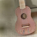 Guitarra de madeira infantil Little Dutch Safari Friends em tons de rosa.