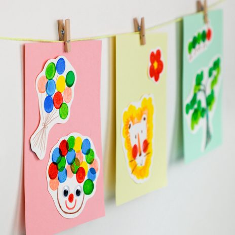 Haku Yoka 5 dot markers em uso por criança pintando pontos azuis em papel. Ideal para criatividade infantil.