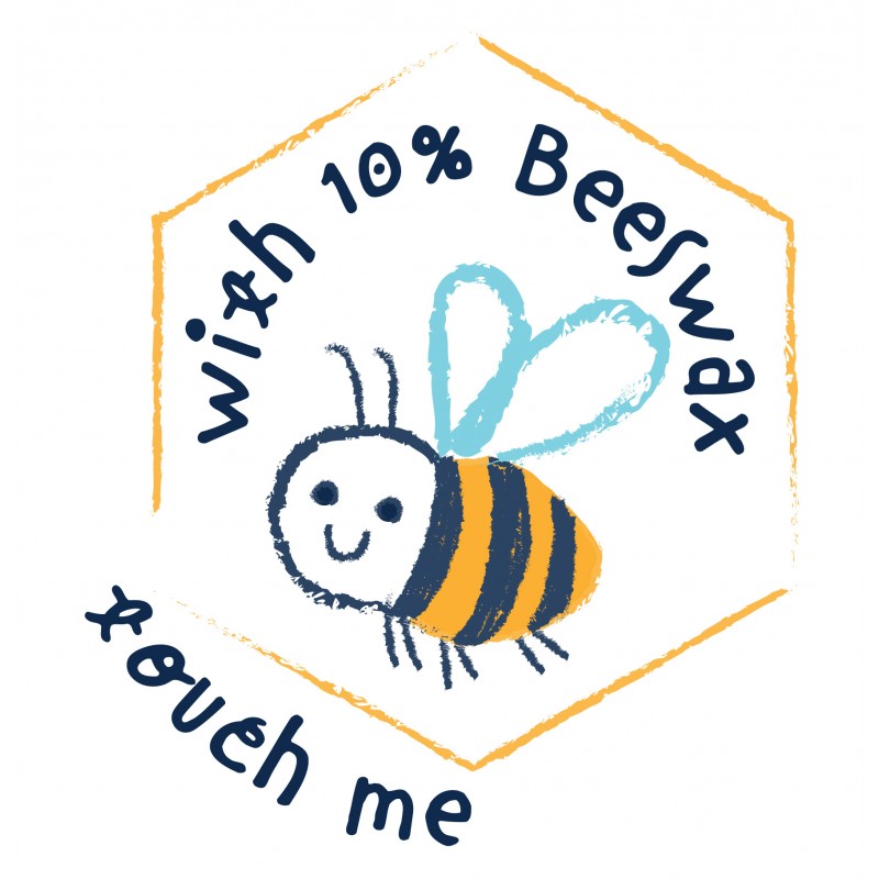 Selo hexagonal desenhado à mão com uma abelha sorridente, indicando "With 10% Beeswax" (Com 10% de Cera de Abelha) e "Touch me".