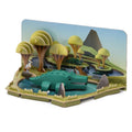 Crocodilo de brincar Halftoys montado no seu diorama 3D, mostrando o habitat natural com árvores e água.