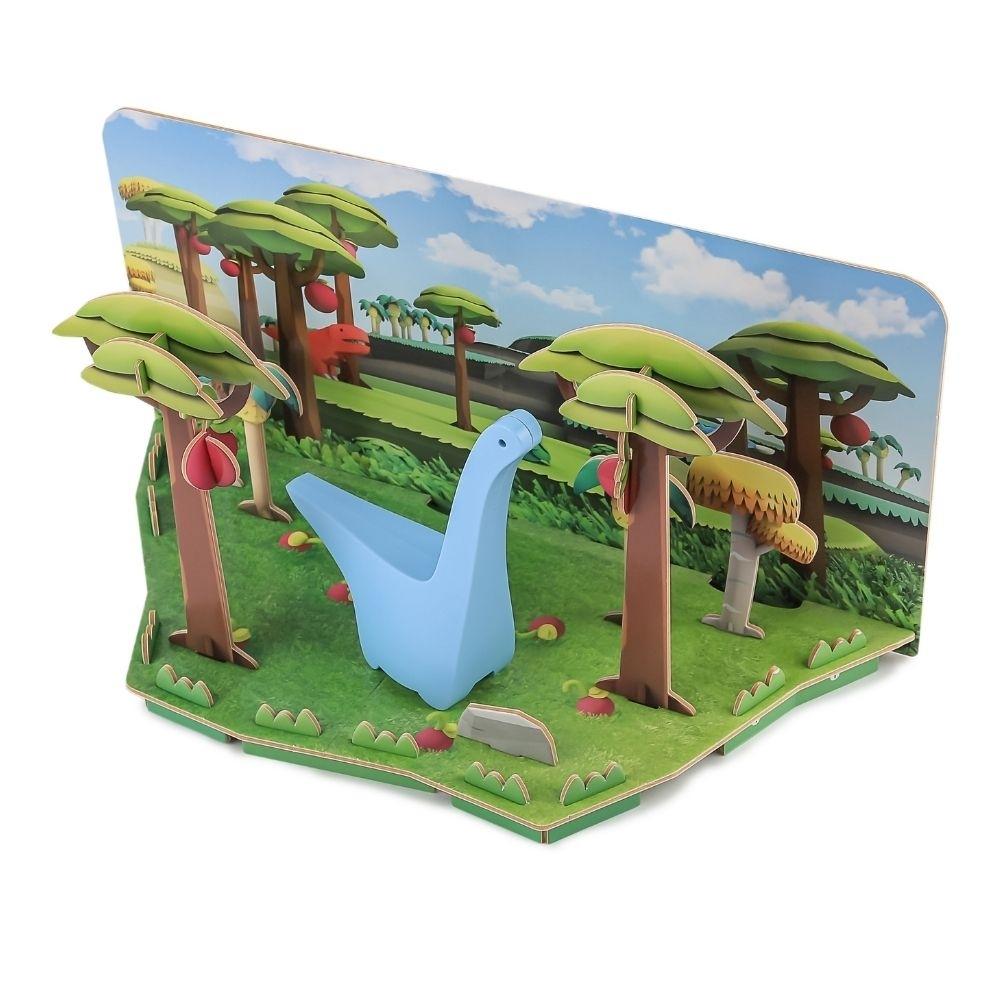 Diorama 3D Halftoys Diplodocus montado com figura de dinossauro azul e vegetação.