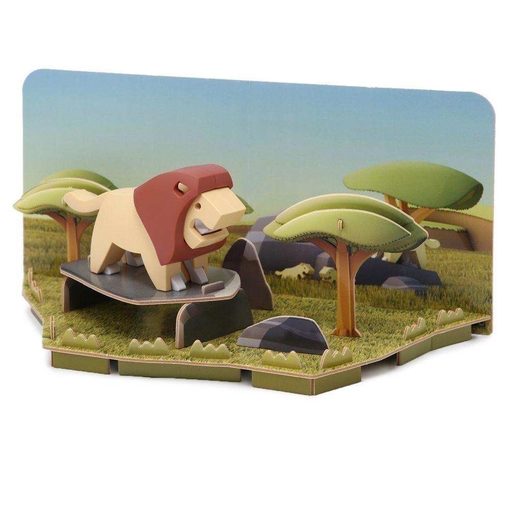Halftoys Puzzle Diorama 3D Leão montado no cenário da savana com árvores e rochas.