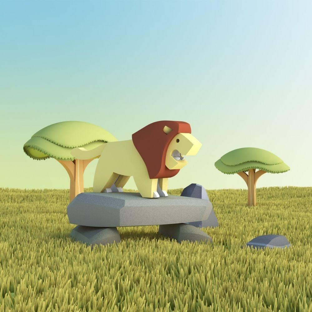 Leão Halftoys em estilo 3D, com juba castanha, em cima de rochas num diorama de savana com relva alta e árvores.