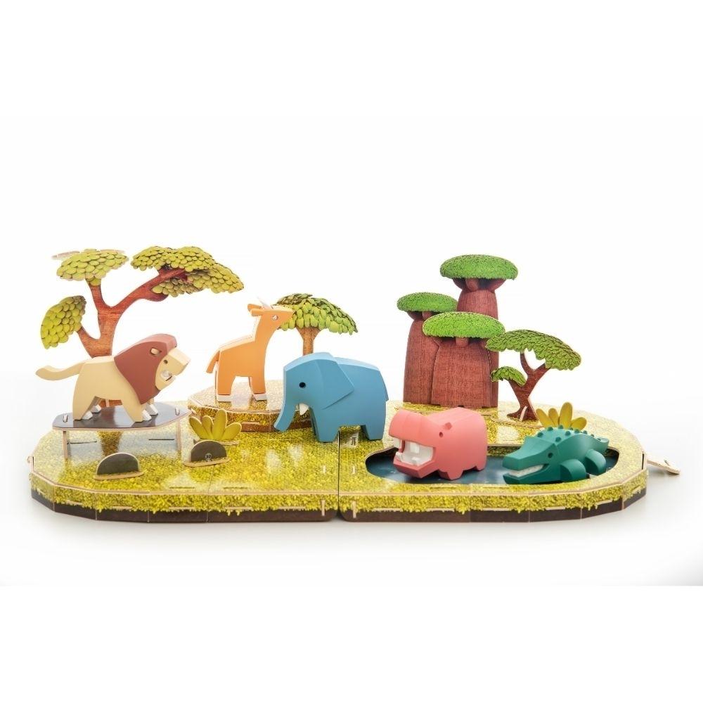 Diorama 3D do Mundo Animal da Halftoys, exibindo leão, elefante, hipopótamo, impala e crocodilo no seu habitat da savana.