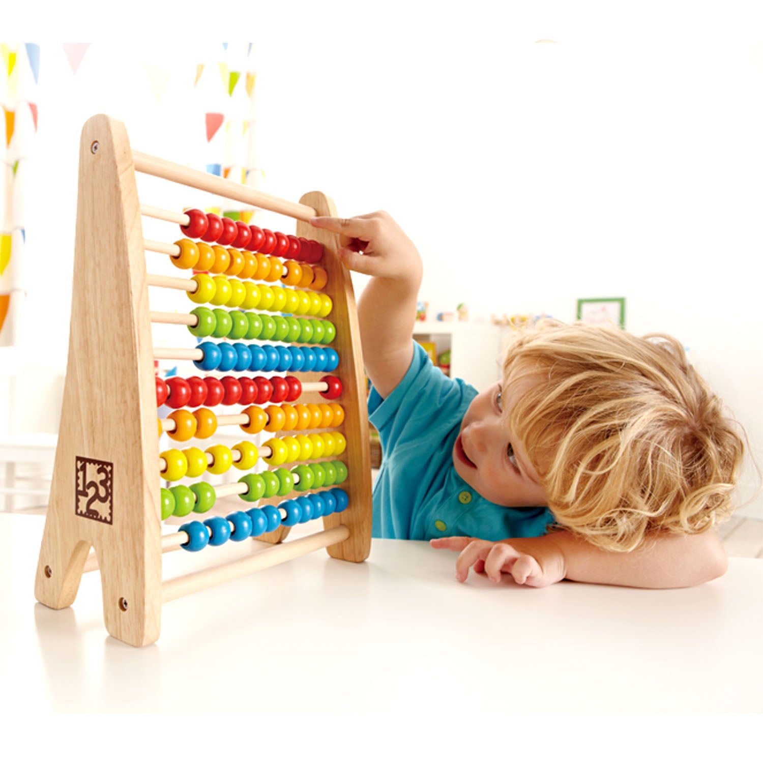 Criança brincando com o ábaco Hape de madeira, um brinquedo educativo com contas coloridas para aprender a contar.