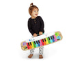 Bebé feliz a segurar o Hape Baby Einstein Teclado Musical Magic Touch colorido.